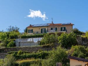 LecchioreにあるApartment Giglio - VLO205 by Interhomeの太陽光パネル付きの丘の上の家