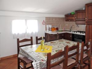 uma cozinha com mesa e cadeiras e uma cozinha com fogão em Apartment La Colombera-6 by Interhome em Diano Castello