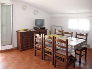 comedor con mesa y TV en Apartment La Colombera-6 by Interhome, en Diano Castello