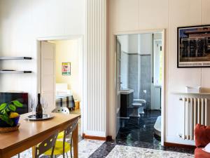 uma sala de estar com uma mesa e uma casa de banho em Apartment del Sole-2 by Interhome em Luino