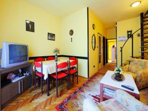Televízia a/alebo spoločenská miestnosť v ubytovaní Holiday Home Kiwi by Interhome + 9 fotografií