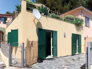 una casa con persianas verdes y un satélite en Holiday Home Terrazzo sul Mare by Interhome, en Cipressa