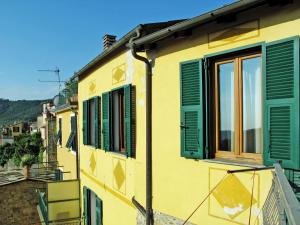 PietrabrunaにあるApartment Terrazzo - PTB191 by Interhomeの黄色の建物