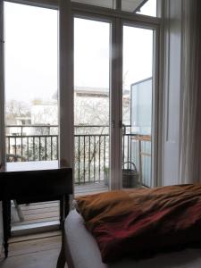 コペンハーゲンにあるApartmentInCopenhagen Apartment 414のベッドルーム1室(ベッド1台付)、バルコニー(窓付)