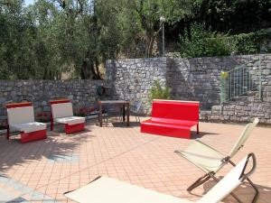 StellanelloにあるHoliday Home Innovativa by Interhomeのパティオ(椅子3脚、赤いソファ付)
