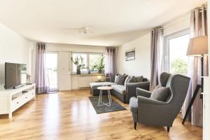 TV a/nebo společenská místnost v ubytování City Apartment Hasenheide - Wohnung mit 3 Schlafzimmern und Balkon mit Landschaftsblick