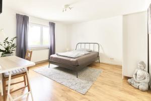 Postel nebo postele na pokoji v ubytování City Apartment Hasenheide - Wohnung mit 3 Schlafzimmern und Balkon mit Landschaftsblick