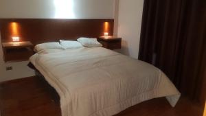um quarto com uma cama grande e 2 mesas de cabeceira em Asian House em Uyuni