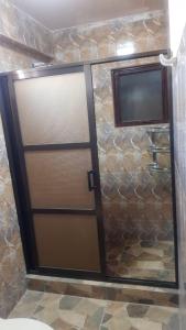 W łazience znajduje się prysznic z przesuwnymi drzwiami. w obiekcie Asian House w mieście Uyuni