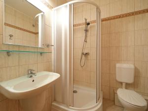 バラトンフゥルドヴァールにあるApartment Catalpa by Interhomeのバスルーム(シャワー、洗面台、トイレ付)