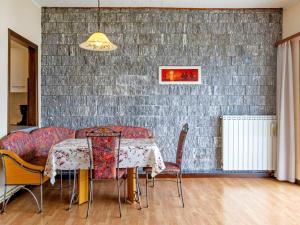 una sala da pranzo con tavolo e divano di Apartment Montesole - PVA300 by Interhome a Brezzo