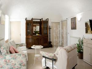 sala de estar con 2 sillas y mesa en Apartment Daniela - DOL295 by Interhome, en Dolcedo