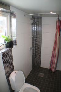 Koupelna v ubytování Sjöställe Gudö