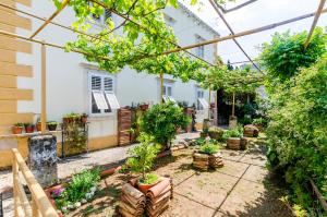 un jardín frente a una casa con plantas en Guest House Ivana, en Dubrovnik