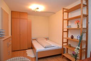 a bedroom with a bunk bed and a shelf at fewo1846 - Ueber der Foerde - komfortables Reihenhaus mit Garten und Carport in Flensburg