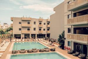 vistas a una piscina del hotel con tumbonas en Cook's Club Hersonissos Crete, en Hersonissos