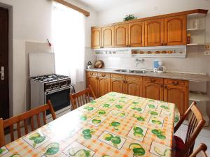 una cocina con una mesa con un patrón. en Holiday Home Sunlight by Interhome, en Balatonőszöd
