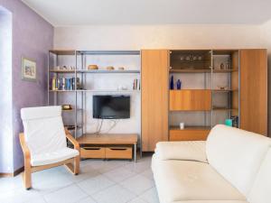 salon z kanapą i telewizorem w obiekcie Holiday Home Gaia by Interhome w mieście Bellano