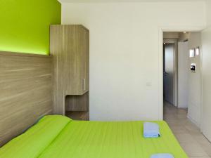 En eller flere senger på et rom på Apartment Belvedere Village-3 by Interhome