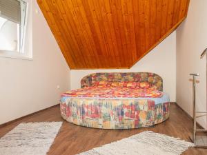 バラトンケレストゥールにあるHoliday Home Gemini 2 by Interhomeの木製天井の客室で、ソファが備わります。