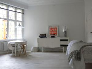 Habitación blanca con cama, escritorio y mesa. en ApartmentInCopenhagen Apartment 743, en Copenhague