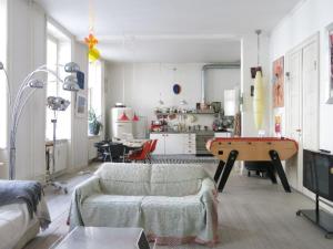 een woonkamer met een bank en een tafeltennistafel bij ApartmentInCopenhagen Apartment 743 in Kopenhagen