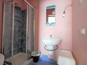 uma casa de banho com um lavatório e um chuveiro em Studio Casa sul lago by Interhome em Orta San Giulio