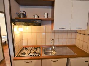Kuchyňa alebo kuchynka v ubytovaní Apartment Basic by Interhome