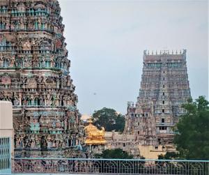 Blick auf ein großes Gebäude mit einem Turm in der Unterkunft Hotel Temple View Annex in Madurai