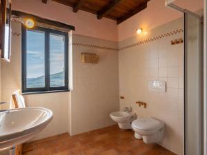 A bathroom at Holiday Home U Figu du Camin by Interhome
