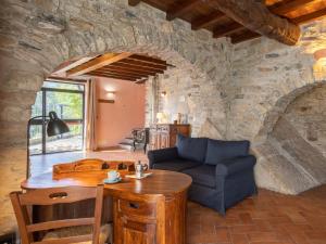 salon z kanapą i stołem w obiekcie Holiday Home U Figu du Camin by Interhome w mieście Villa Viani