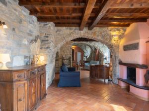 duży salon z kamienną ścianą w obiekcie Holiday Home U Figu du Camin by Interhome w mieście Villa Viani