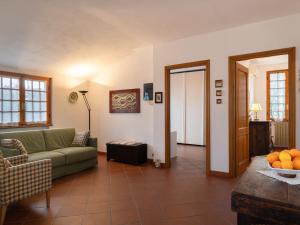 Diano San PietroにあるHoliday Home Casa Paolo by Interhomeのリビングルーム(ソファ、テーブル付)