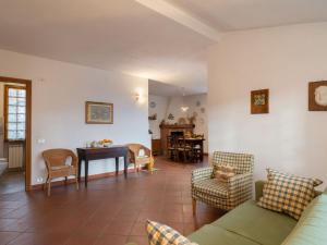 Diano San PietroにあるHoliday Home Casa Paolo by Interhomeのリビングルーム(ソファ、椅子、テーブル付)