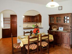 ディアーノ・カステッロにあるApartment La Colombera-3 by Interhomeのキッチン(木製テーブル付)、ダイニングルーム