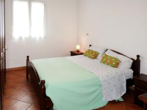 ディアーノ・カステッロにあるApartment La Colombera-3 by Interhomeのベッドルーム1室(緑のシーツが敷かれたベッド1台、窓付)