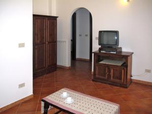 ディアーノ・カステッロにあるApartment La Colombera-2 by Interhomeのリビングルーム(木製テーブルの上にテレビ付)