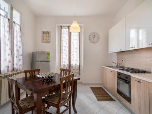 una cucina con tavolo e sedie e una sala da pranzo di Holiday Home Miriam by Interhome a Marina dʼAndora Altre 16 foto