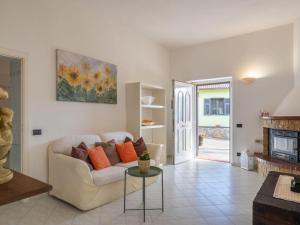 un soggiorno con divano e camino di Holiday Home Miriam by Interhome a Marina dʼAndora