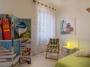 una camera da letto con un letto e una sedia in una stanza di Holiday Home Miriam by Interhome a Marina dʼAndora
