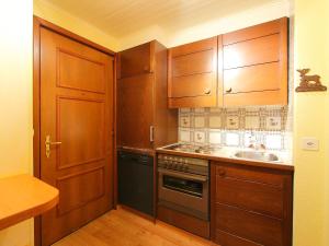 Apartment Residenza Chesa Margun 77-1 by Interhomeにあるキッチンまたは簡易キッチン