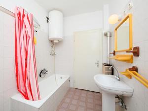 バラトンフェニヴェシュにあるHoliday Home Peach by Interhomeのバスルーム(赤と白のシャワーカーテン付)