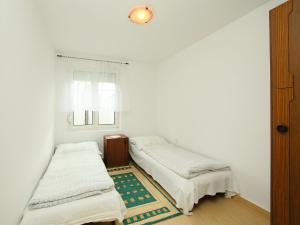 バラトンフェニヴェシュにあるHoliday Home Apricot by Interhomeの白い部屋で、ベッド2台、窓が備わります。