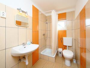 バラトンフェニヴェシュにあるHoliday Home Apricot by Interhomeのバスルーム(洗面台、トイレ、シャワー付)