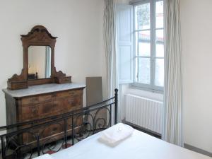 1 dormitorio con espejo encima de un tocador en Apartment Morgana - FLG208 by Interhome en Finale Ligure
