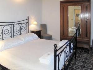 1 dormitorio con 1 cama blanca grande y espejo en Apartment Morgana - FLG208 by Interhome en Finale Ligure