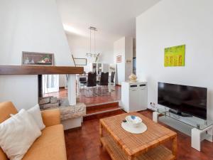 ソイアーノ・デル・ラーゴにあるHoliday Home Incantevole by Interhomeのリビングルーム(ソファ、テレビ、テーブル付)