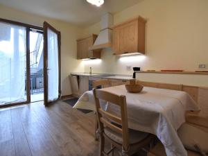 une cuisine avec une table et un chiffon de table blanc dans l'établissement Apartment Comfort-2 by Interhome, à Crone