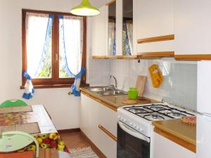 kuchnia z kuchenką i zlewem w obiekcie Apartment Villa Rizzardi-2 by Interhome w mieście Malcesine