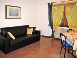 salon z czarną kanapą i stołem w obiekcie Apartment Villa Rizzardi-2 by Interhome w mieście Malcesine